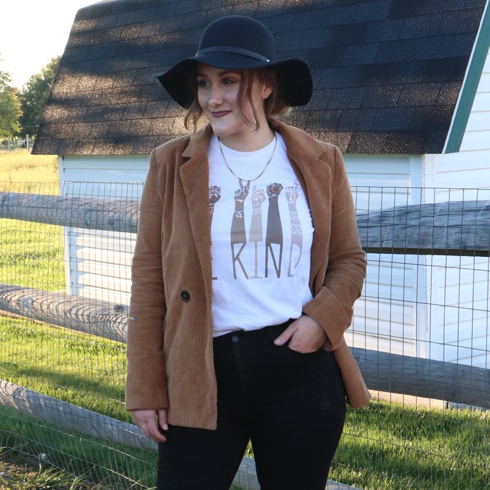 *BEST SELLER*“Be Kind” Graphic Tee